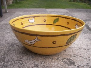 Medium salad bowl about 23 cm wide